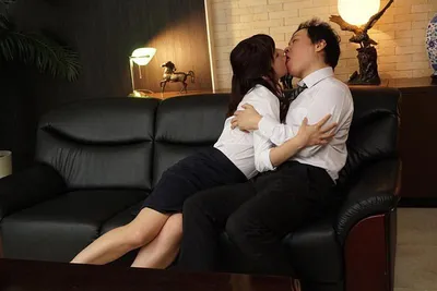 Bà xã dối ông chồng tăng ca để ở lại quan hệ với sếp