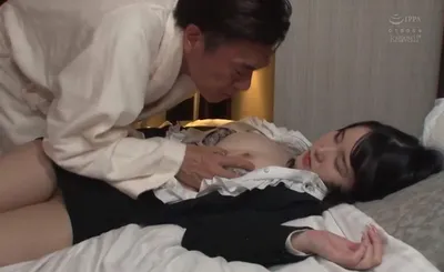 Nữa đêm tiền bối lén làm tình em thư ký ngủ mê mang vì say khi uống 1 lon bia