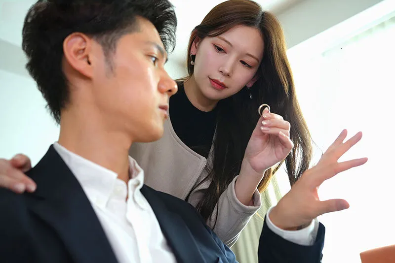 Người vợ đi đi chơi, gã chồng ở nhà bị nhỏ em người vợ gạ xoạc không trượt phát nào